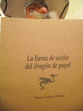 Portada de "La llama de aceite del dragón de papel" de Daniel González Dueñas, foto Óscar Alarcón para Neotraba.