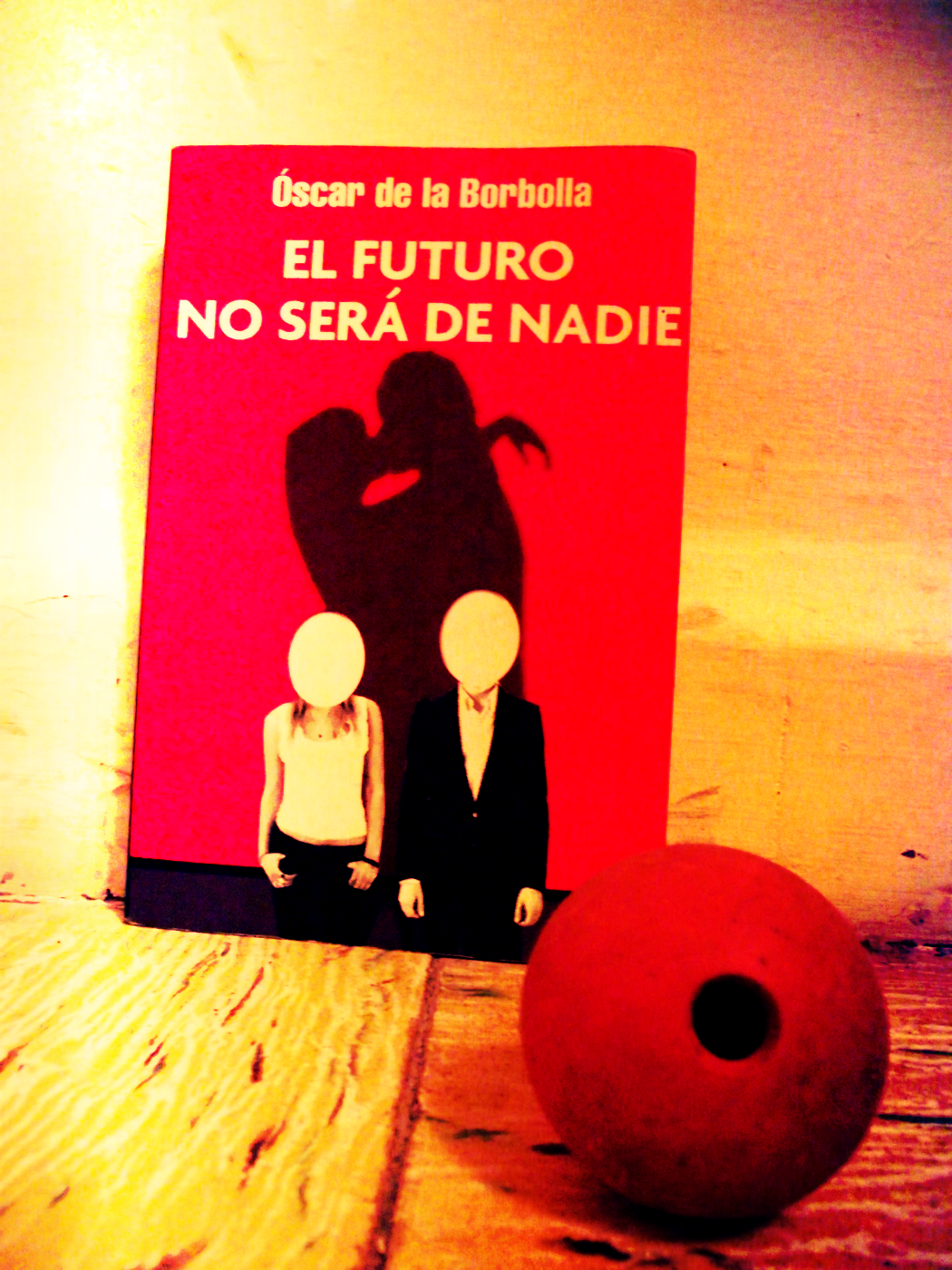 Portada de "El Futuro No Será de Nadie" de Óscar de la Borbolla, foto por Óscar Alarcón para Neotraba