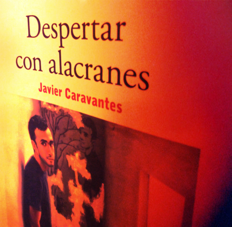 Portada de "Despertar con alacranes" de Javier Caravantes. Foto y edición digital de Óscar Alarcón.