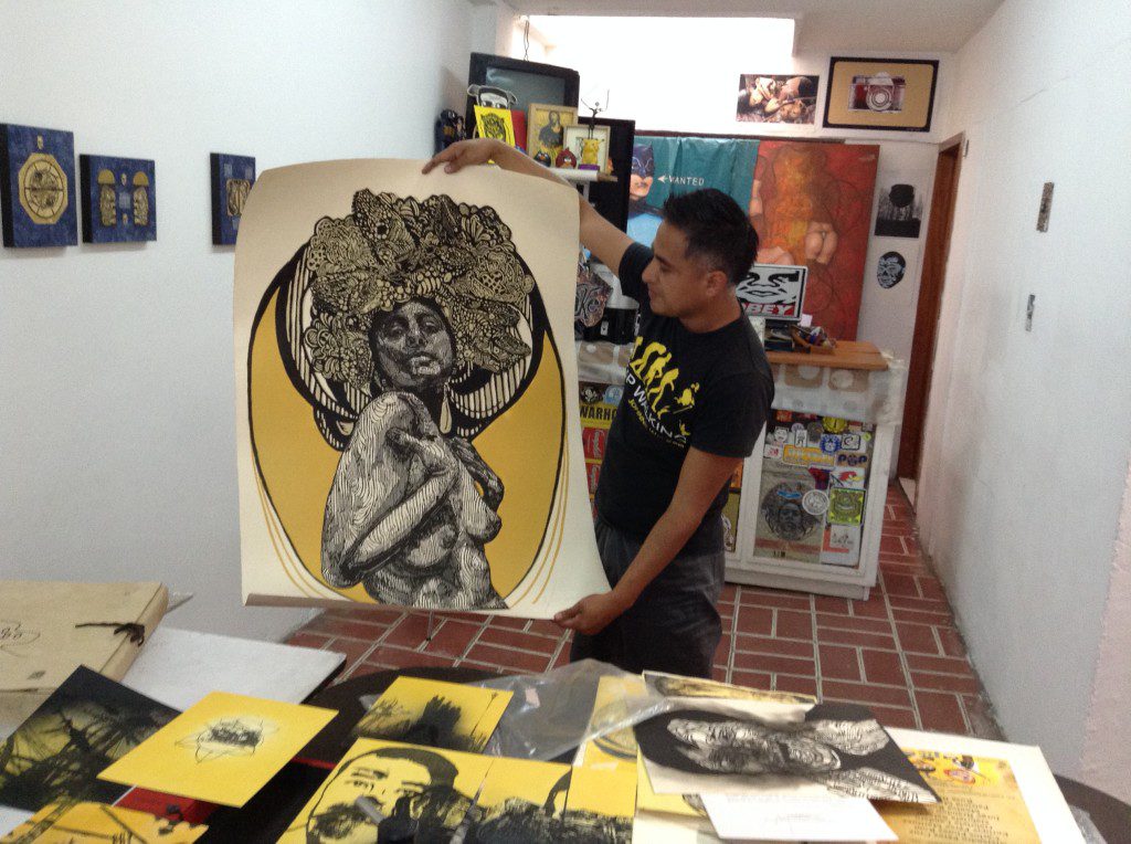 Carlos Flores Rom mostrando el trabajo de Irving Herrera. Foto Óscar Alarcón
