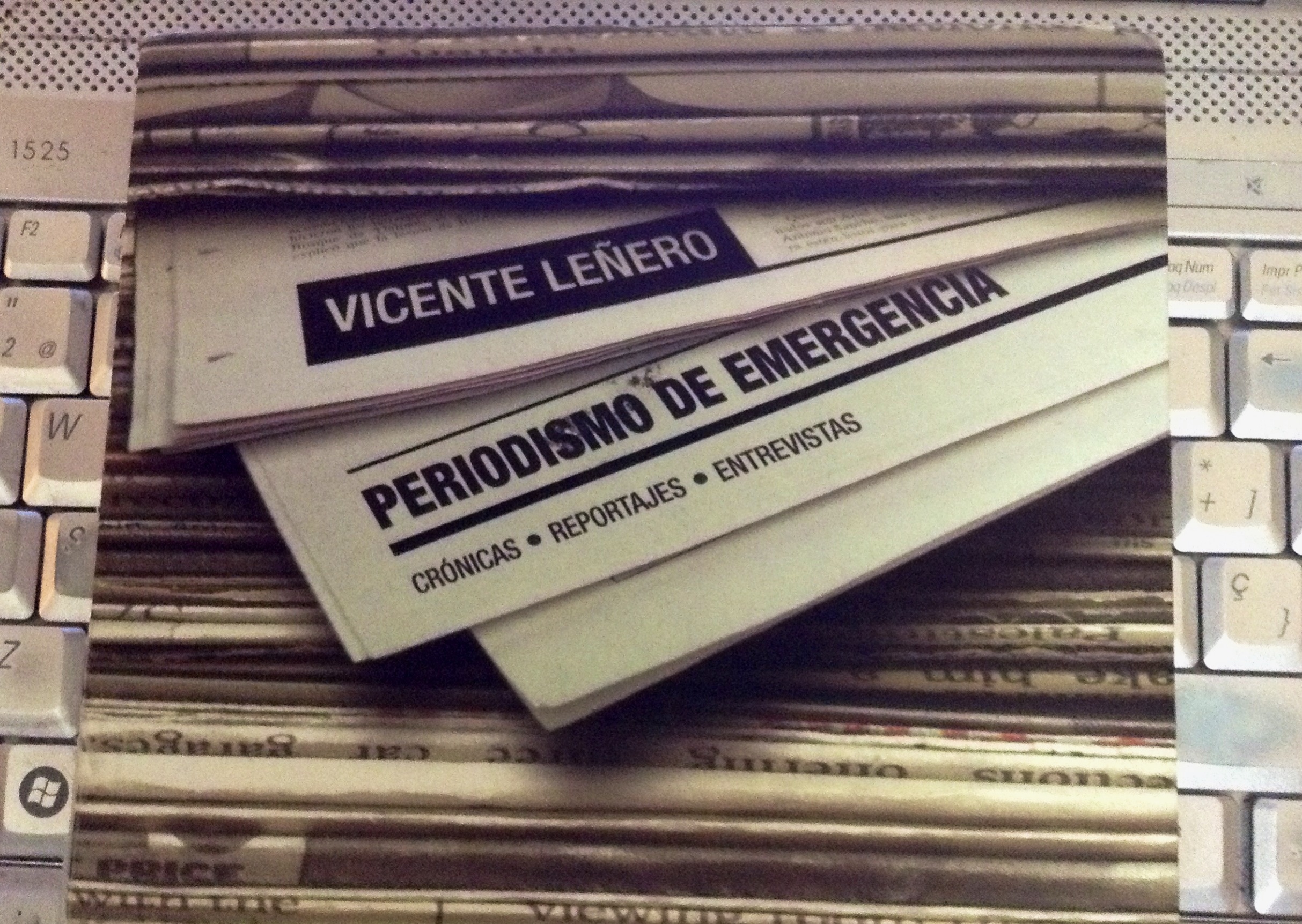 Portada de Periodismo de Emergencia de Vicente Leñero, foto Óscar Alarcón para Neotraba
