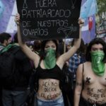 Fuera patriarcado de nuestros ovarios, imagen tomada de https://www.lacapital.com.ar/informacion-gral/marcha-al-congreso-reclamo-legalizar-el-aborto-n1559719.html
