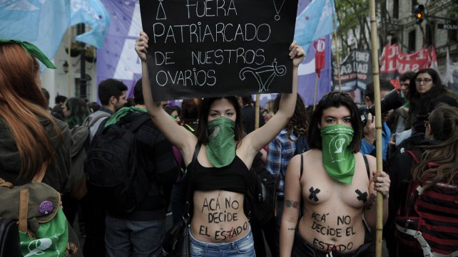 Fuera patriarcado de nuestros ovarios, imagen tomada de https://www.lacapital.com.ar/informacion-gral/marcha-al-congreso-reclamo-legalizar-el-aborto-n1559719.html