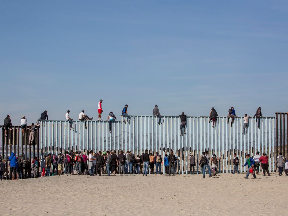 Caravana migrante en Tijuana, imagen tomada de https://www.debate.com.mx/mexico/alcalde-tijuana-rechaza-caravana-migrante-20181116-0086.html