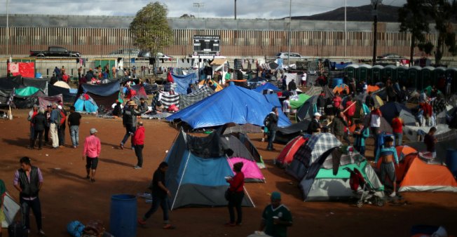 Caravana migrante frente a la línea, imagen tomada de France 24