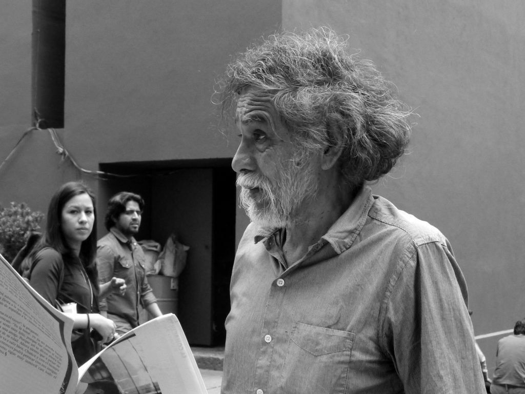 Francisco Toledo y al fondo la economista Margarita Borzelli González, foto de Pascual Borzelli Iglesias