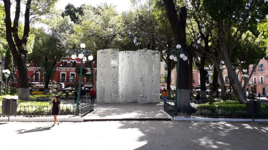 Homenaje a Ángeles Espinosa Yglesias por Jan Hendrix en el zócalo de Puebla foto de Óscar Alarcón
