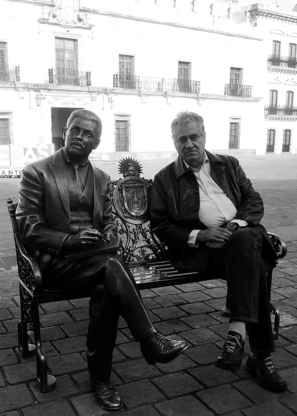 José María Espinasa junto a la escultura de Ramón López Velarde en Zacatecas foto de Pascual Borzelli Iglesias