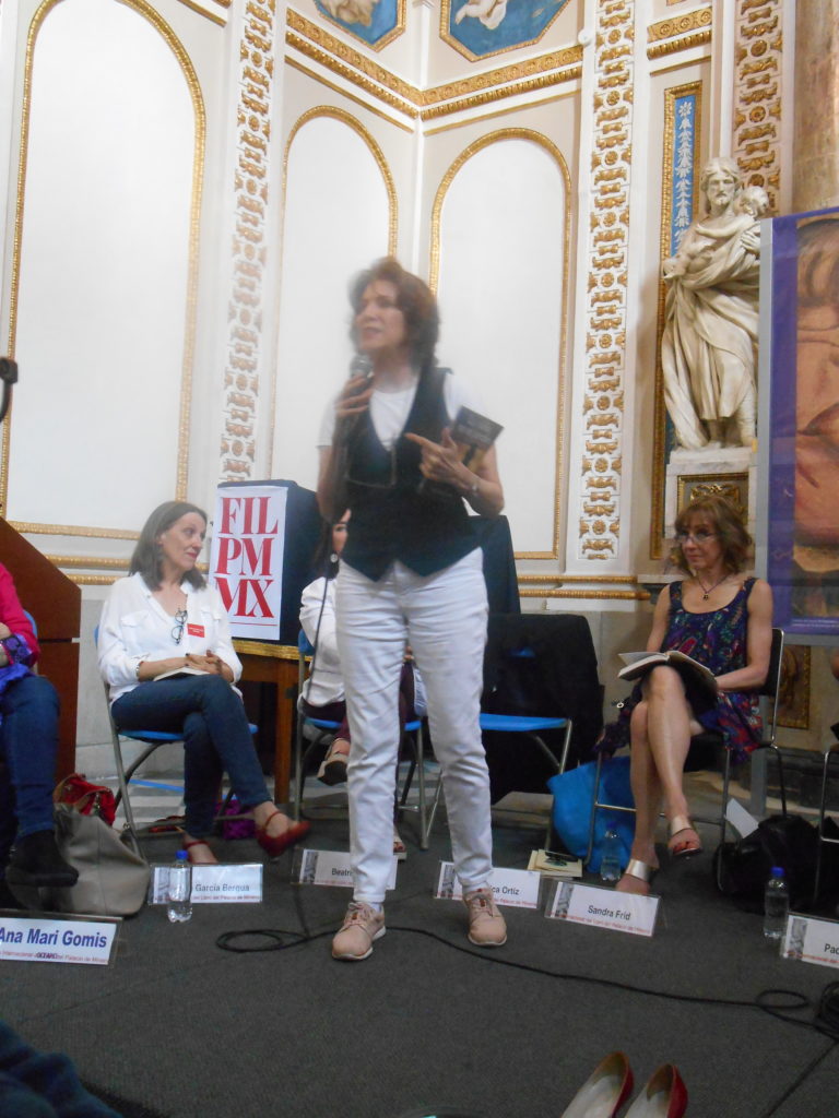Verónica Ortiz tomando la palabra. Detrás y de derecha a izquierda: Ana García Bergua, Beatriz Rivas y Sandra Frid. Foto de Luis J. L. Chigo 