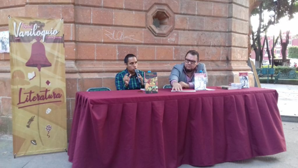 Adán Medellín y Óscar Alarcón presentando en el Festival Vaniloquio, en Cholula. Foto de Luis J. L. Chigo.