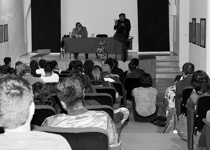 Óscar de la Borbolla en el auditorio de la prepa Zapata de la BUAP foto de Pascual Borzelli Iglesias