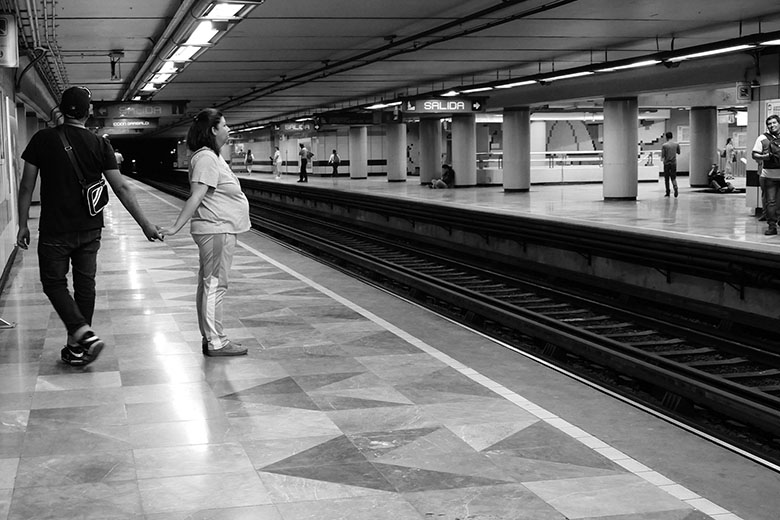 En el metro sin la debida distancia. Foto de Pascual Borzelli Iglesias