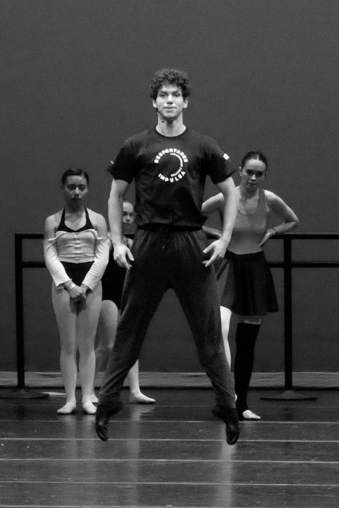 Isaac Hernández taller con estudiantes de distintos niveles de ballet foto de Pascual Borzelli Iglesias