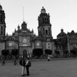 Pareja en la Plaza Mayor o Zócalo frente a la catedral de la capital Centro Histórico de la ciudad de México foto de Pascual Borzelli Iglesias