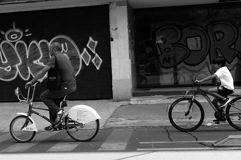 Personas en la calle en Ciudad de México a pesar de la campaña Quédate en casa. Foto de Pascual Borzelli Iglesias