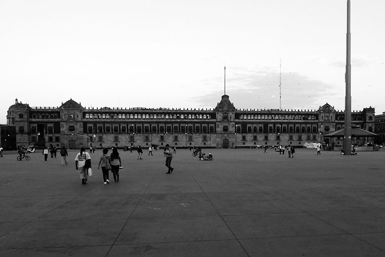 Transeúntes en la Plaza Mayor o Zócalo Centro Histórico de la ciudad de México. Foto de Pascual Borzelli Iglesias