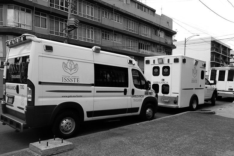 ISSSTE Ambulancias. Centro Médico Nacional 20 de Noviembre. Foto de Pascual Borzelli Iglesias