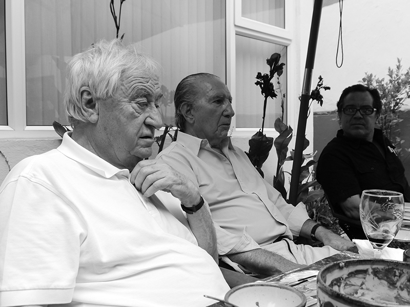 Los poetas Cees Nooteboom, Rodolfo Alonso y José Ángel Leyva, editor de Cees en México. Foto de Pascual Borzelli Iglesias