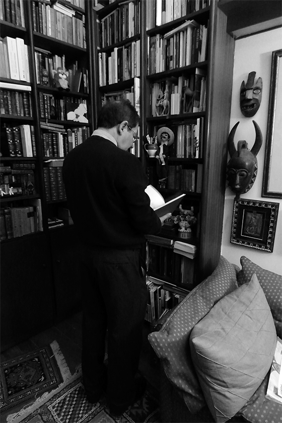 Nuno Judice en su biblioteca y estudio de su casa. Foto Margarita Borzelli González