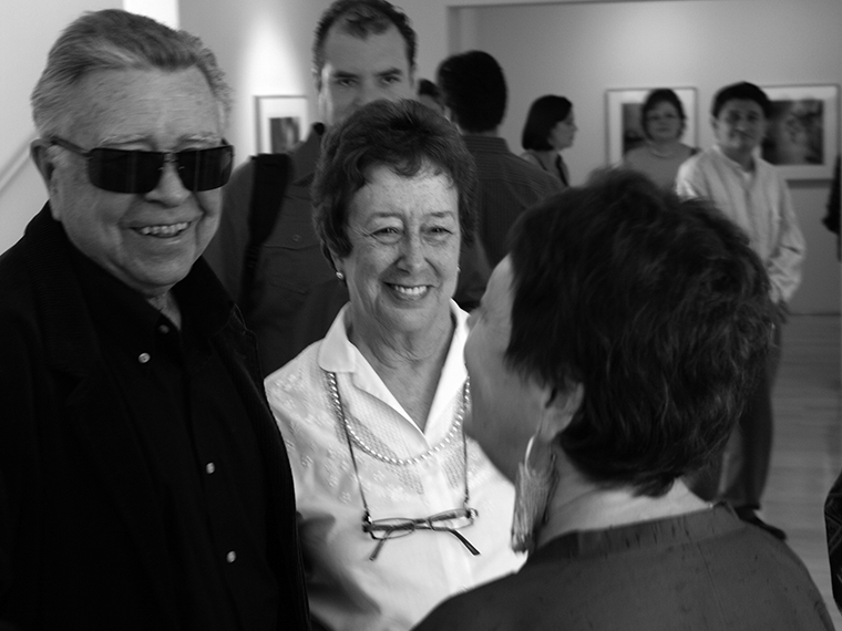 El pintor Manuel Feguérez, su esposa Mercedes Oteyza y Graciela Iturbide. Foto de Pascual Borzelli Iglesias