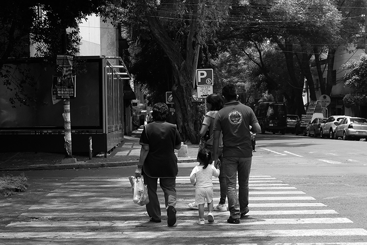 Familia con suegra de paseo, colonia Condesa