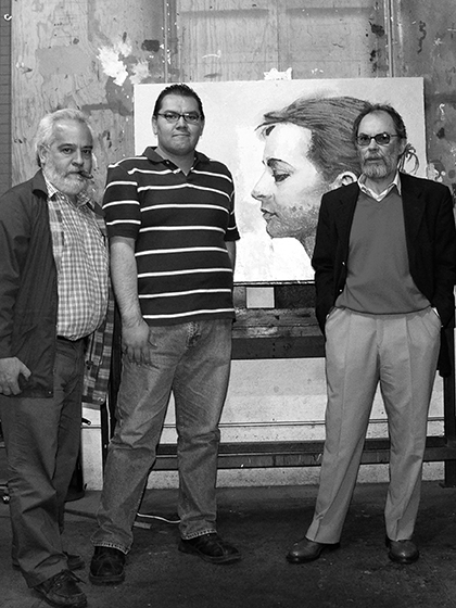 2006: En el estudio del pintor Arturo Rivera, ciudad de México. Pascual Borzelli Iglesias, fotógrafo; Óscar Alarcón y el pintor Arturo Rivera