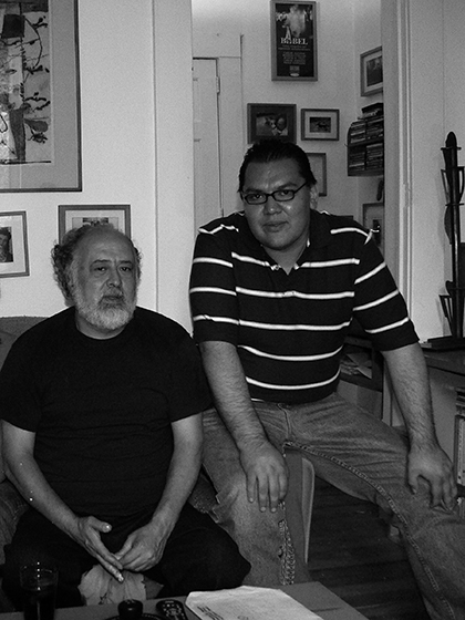 2006: En el estudio-departamento del pintor Gabriel Macotela, Ciudad de México. El pintor Gabriel Macotela y Óscar Alarcón.