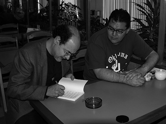 2006: En la cafetería de la Librería Gandhi, Ciudad de México. El filósofo y escritor Óscar de la Borbolla y Óscar Alarcón.