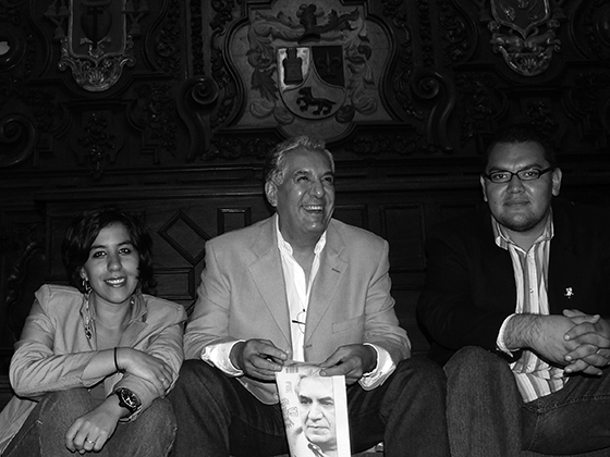 2007: La profesora Maribel Esperón Pintos, de la preparatoria Zapata; el escritor y periodista René Avilés Fabila y Óscar Alarcón. Salón Barroco del Edificio Carolino de la BUAP.