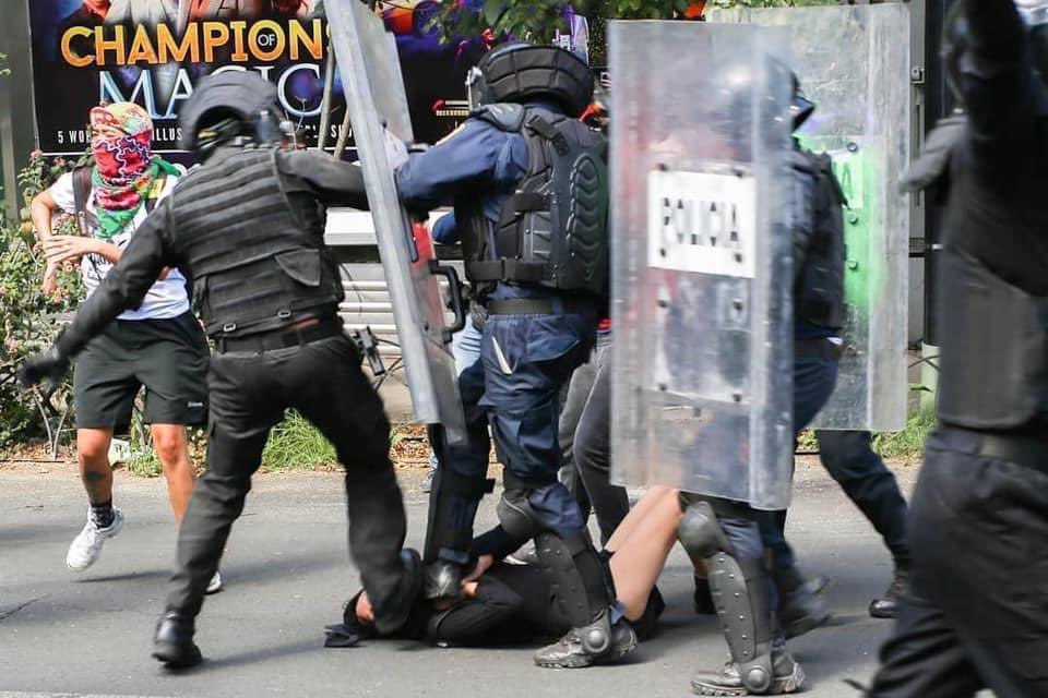 Policías agrediendo a una chica durante las manifestaciones en Ciudad de México en junio de 2020. Foto tomada del muro de Facebook de Manuel Noctis