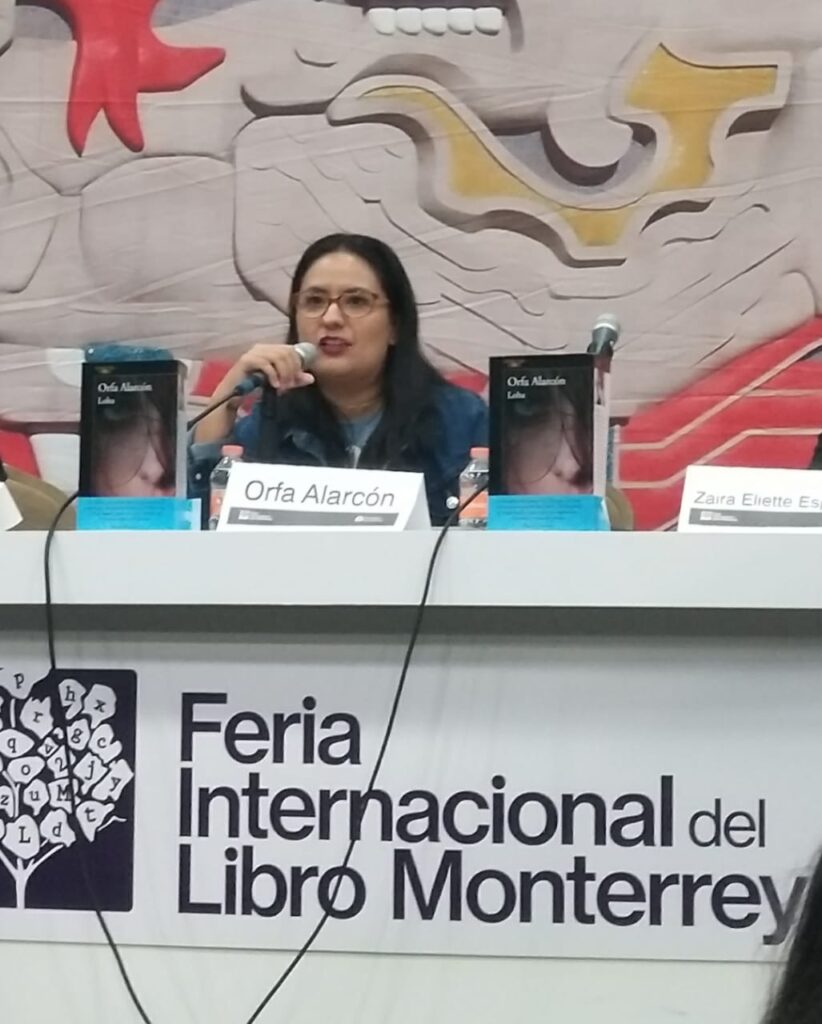 Orfa Alarcón presentando Loba. Foto de Adriana Barba