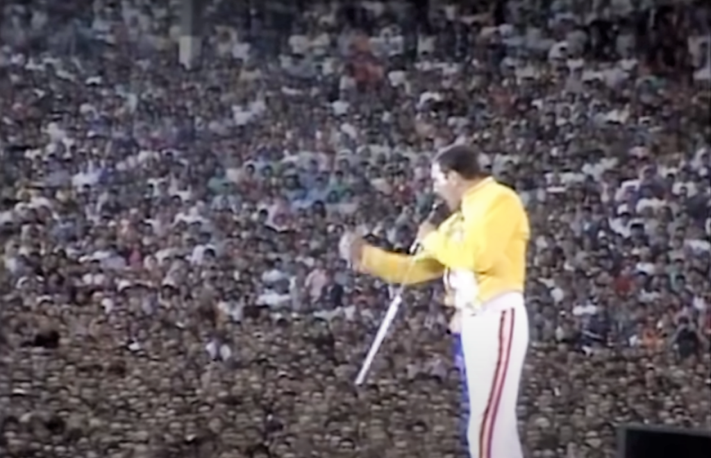 Freddie Mercury interpretando en vivo de Under Pressure, en el Estadio de Wembley.