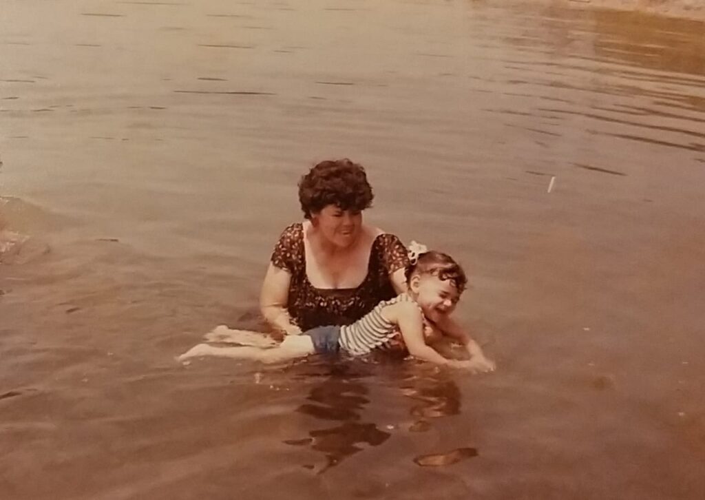 Adriana Barba con su abuela Tencha enseñándole a nadar en el río Cadereyta