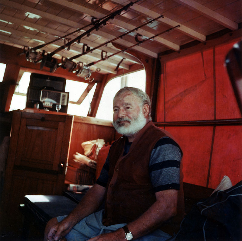 Ernest Hemingway a bordo de su barco Pilar. Autor desconocido.