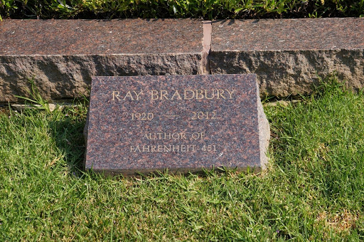 Epitafio de Ray Bradbury
