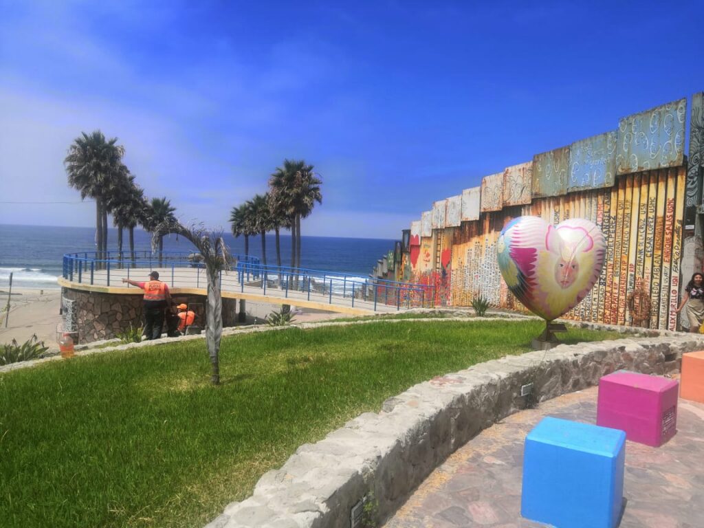 Muro fronterizo en Tijuana. Foto de Abraham Camberos