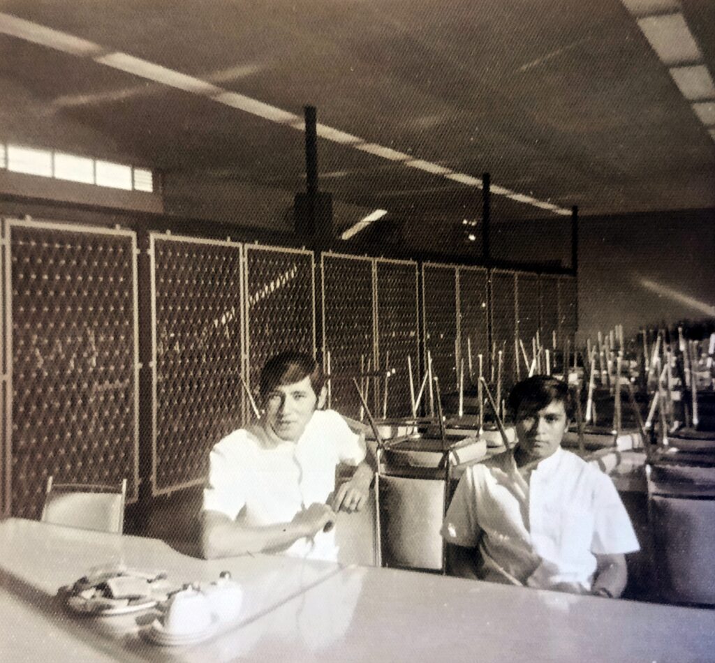 Trabajadores de VW en el comedor de la planta de Puebla