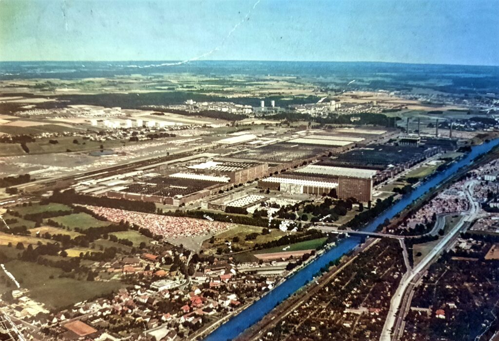 Vista aérea de la planta de Volkswagen de Alemania. Circa 1976