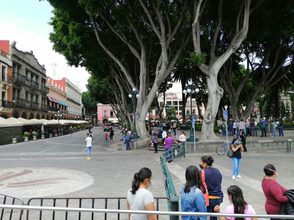 Zócalo de Puebla en semáforo naranja.