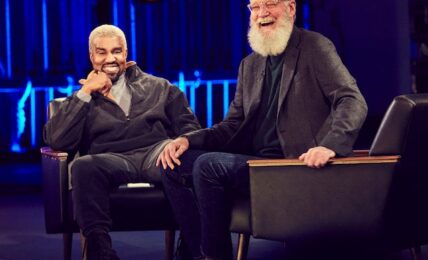 Kanye West y David Letterman. Foto cortesía de Maremoto Maristain: https://monicamaristain.com/david-letterman-esta-gaga-insoportable-su-programa-en-netflix/