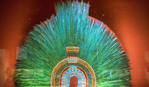 Penacho de Moctezuma. Fotografía de Thomas Ledl.