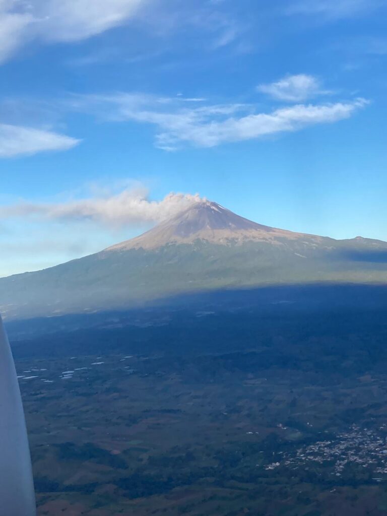 Popocatépetl desde el avión. Foto de Adriana Barba