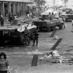 Tanques en la Plaza de Tlatelolco. Autor no especificado. Fotografía tomada de https://lideresmexicanos.com/noticias/tlatelolco-la-plaza-en-movimiento-en-spotify/