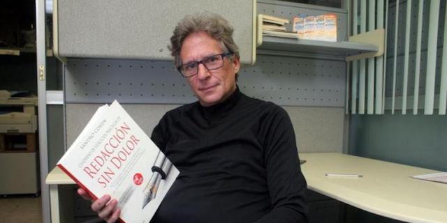 Sandro Cohen con su libro Redacción sin dolor. Foto cortesía de Maremoto Maristain: https://monicamaristain.com/adios-a-sandro-cohen-un-editor-que-tenia-el-fervor-por-el-detalle/