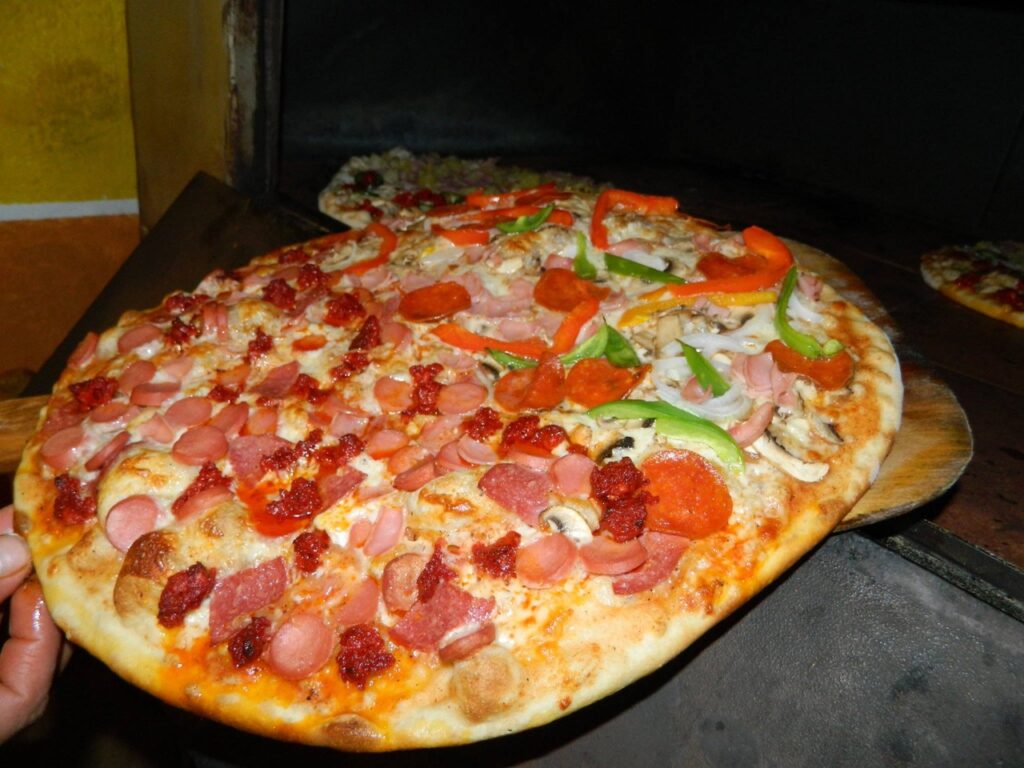 Lito's Pizza saliendo del horno