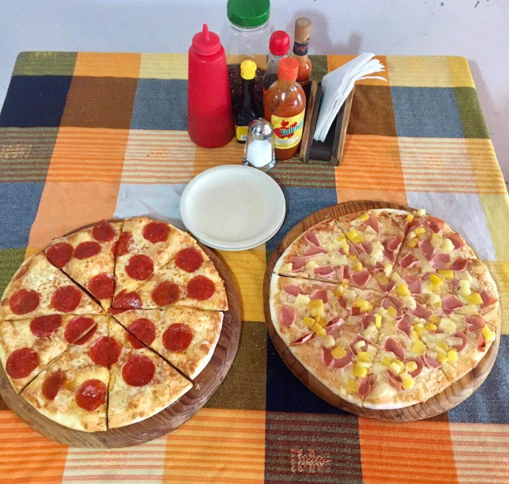 Pepperoni y Hawaina de Lito´s Pizza
