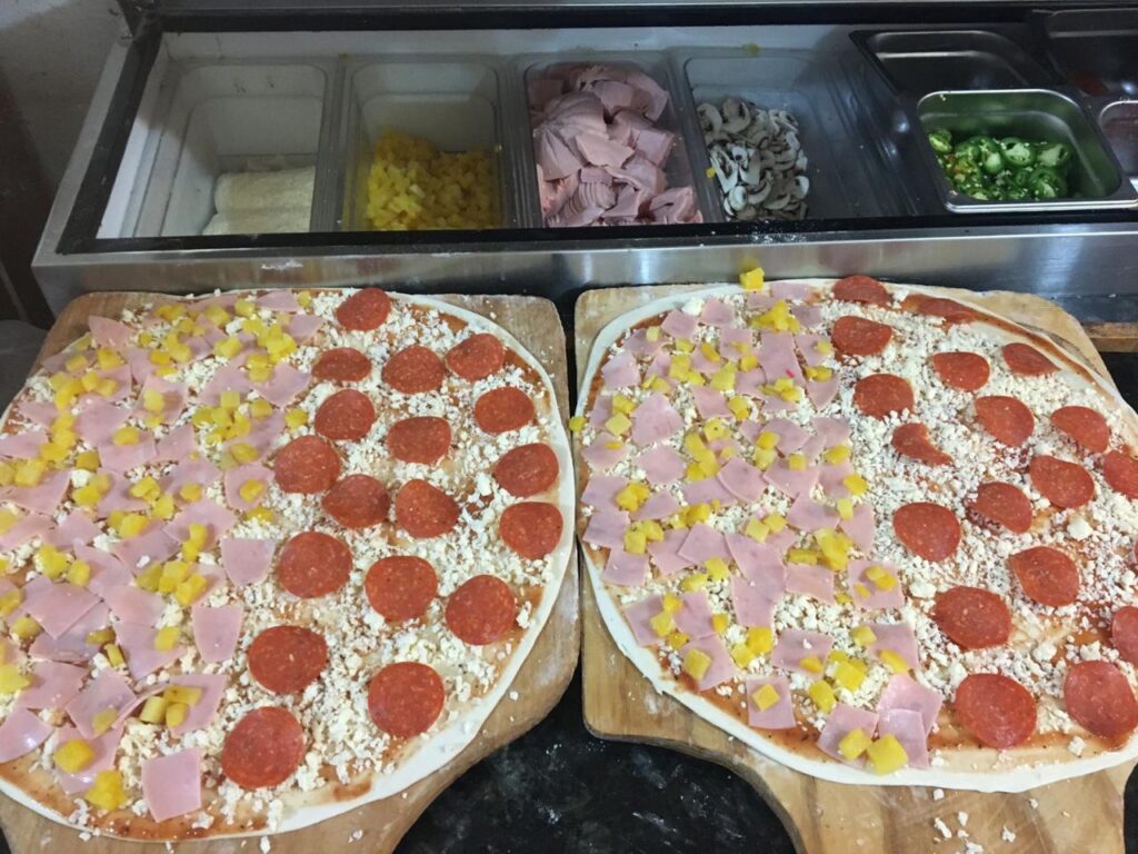 Pizzas en preparación