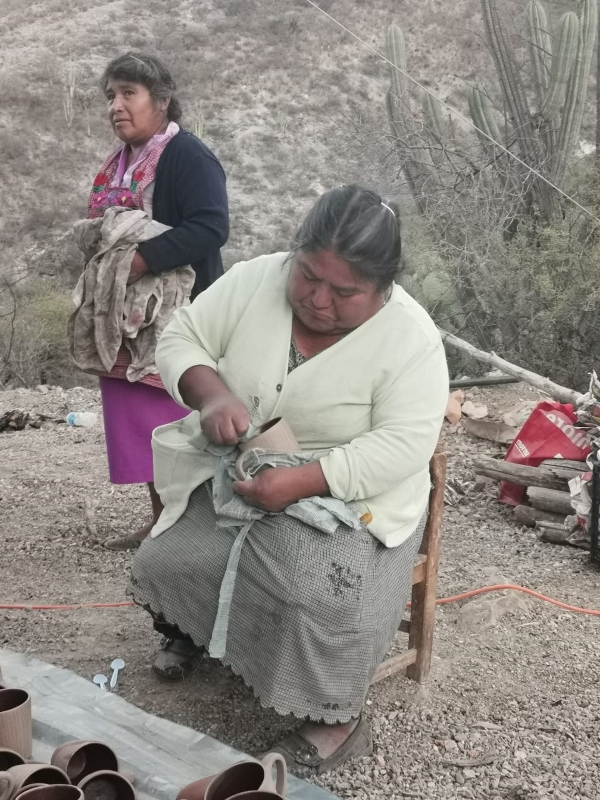 La Señora Rufina Álvarez le saca lustre a la taza que recién ha salido del horno