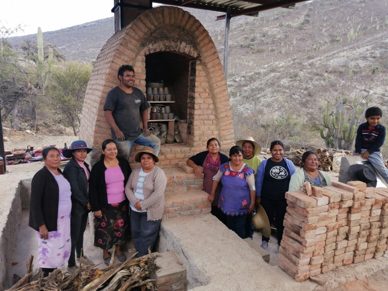 La orgullosa comunidad alfarera de Aqua Mezquite. Imagen cortesía de Mundo Nuestro