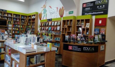 Librería Educal, sucursal Puebla. Foto tomada de la cuenta de Twitter @FCEMexico